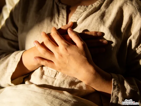 当我把手放在膝盖上，一股暖流让我决定去学「灵气」