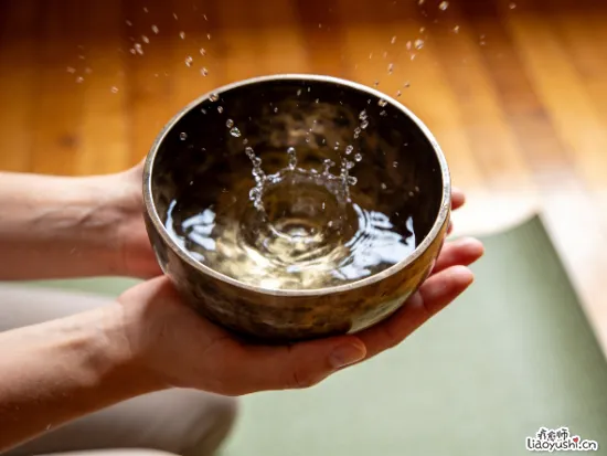 那个又大又丑的铜碗，为什么能让整个房间安静下来