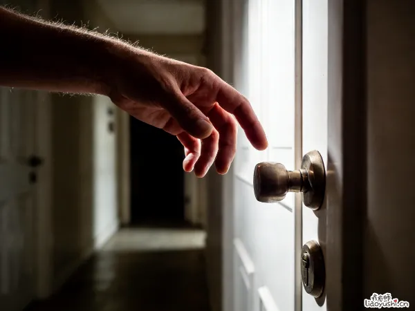 我的大脑里住着一个审查官，它靠反复确认才能活下去