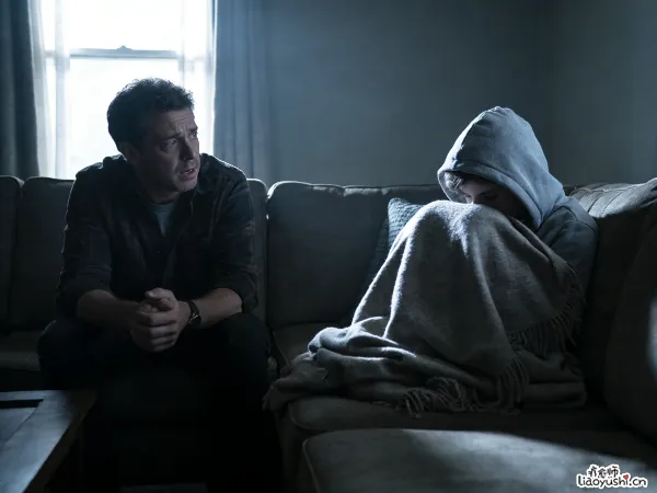 陪伴抑郁孩子：家长那些以爱为名的错误正在摧毁希望